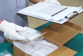 Đối chiếu đơn hàng trước khi đóng thùng